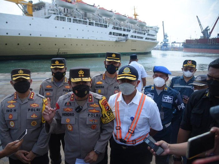Kapolda Lampung Irjen Hendro Sugiatno meninjau arus balik di Pelabuhan Panjang, Lampung, Jumat (5/5/2022).