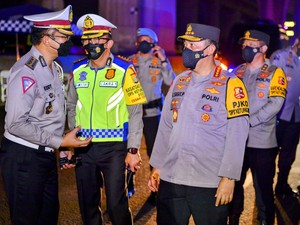 Tinjau Tol Cikampek Malam Hari, Kapolri Pastikan One Way-Contraflow Lancar