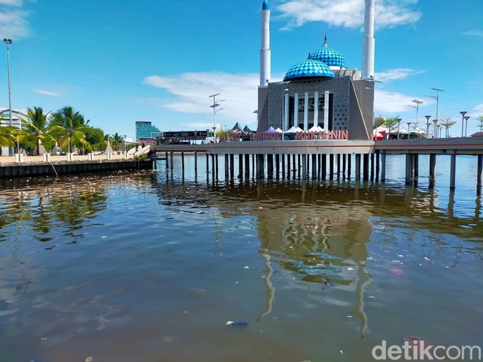 Kawasan Pantai Losari Makassar dipenuhi sampah dan menimbulkan bau menyengat.