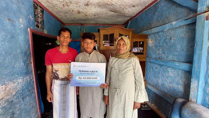 Donasi dari sahabat baik telah diterima oleh Pajar. Uang tersebut dibelikan barang-barang baru, hingga digunakan untuk bedah rumah. Ini kabar terbarunya.