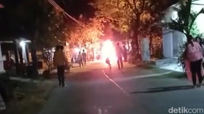 Dua motor adu banteng di Bojonegoro. Salah satu motor terbakar dan empat orang luka-luka.