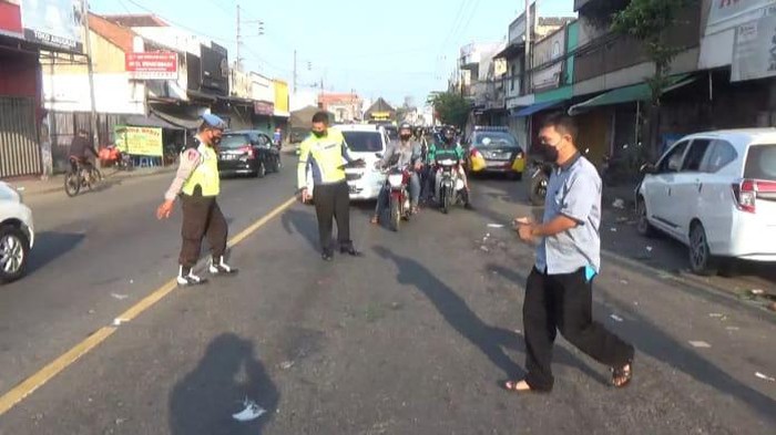 Seorang ibu rumah tangga dan keponakannya tewas tertabrak mobil pemudik di jalan arteri Desa Kademangan, Mojoagung, Jombang. Mereka tertabrak saat pulang berbelanja.