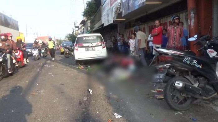 Seorang ibu rumah tangga dan keponakannya tewas tertabrak mobil pemudik di jalan arteri Desa Kademangan, Mojoagung, Jombang. Mereka tertabrak saat pulang berbelanja.