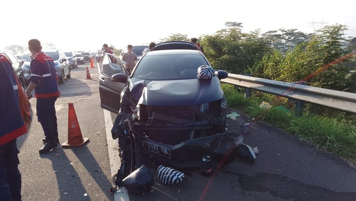 Kecelakaan di Tol Pemalang-Batang KM 324+400, Jumat (6/5/2022).
