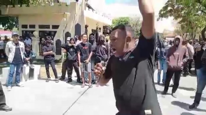 Keluarga Amis Ando (43), pria asal Kabupaten Muna, Sulawesi Tenggara (Sultra) yang tewas usai diamankan polisi menggelar demonstrasi di depan Mapolres Muna.