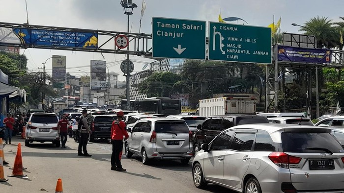 Kemacetan di Jalur Puncak (Sholihin-detikcom)