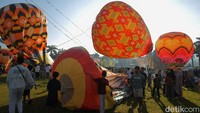 Warna serta pola yang bermacam-macam dari balon udara saat diterbangkan menambah daya tarik warga dan wisatawan.