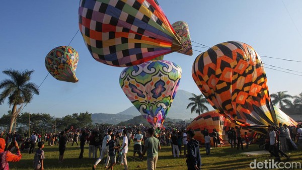 Puluhan balon udara berhasil diterbangkan saat gelaran Festival Balon Udara Wonosobo 2022 di GOR Ronggolawe, Kembaran, Wonosobo, Jawa Tengah, Jumat (6/5/2022).