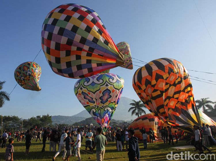 Kemeriahan Festival Balon Udara Hiasi Langit Wonosobo