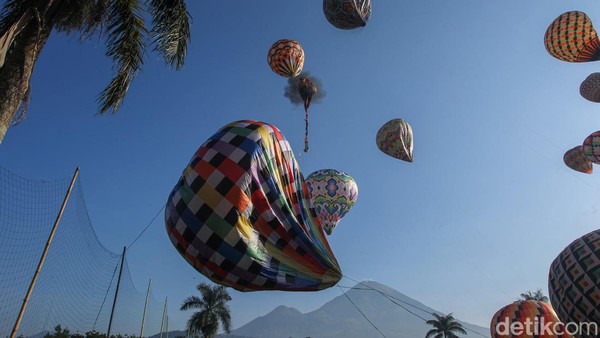 Balon Udara yang beterbangan itu berpadu dengan latar belakang pemandangan alam barisan Gunung Sumbing, Gunung Sindoro dan Gunung Prau.