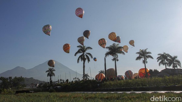 Sejak pagi hari pukul 6 kelompok yang mengikuti festival balon udara bersiap menggelar balon udaranya dan mulai menyalakan api untuk membuat balon udara mengembang.