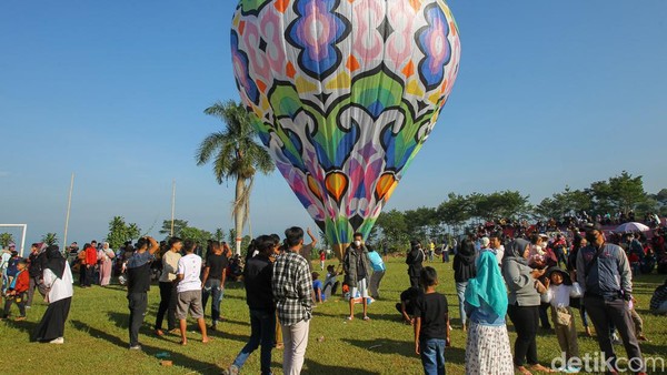 Festival balon udara di desa Kembaran, Kalikajar, Wonosobo, Jawa Tengah ini menarik warga dan wisatawan untuk menonton.
