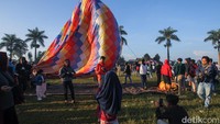 Saat mengudara tidak sedikit terdapat balon udara yang meledak.