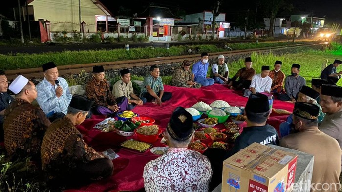 Warga Desa Pasirharjo, Kecamatan Talun, Kabupaten Blitar menggelar selamatan kenduri pada Kamis (5/5/22) malam. Kenduri juga digelar bersamaan dengan 7 harian korban kecelakaan mobil yang tertabrak KA, Sabtu (30/4/22).