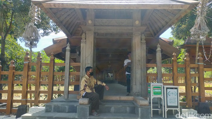 Kompleks makam Sunan Drajat masih sepi pengunjung