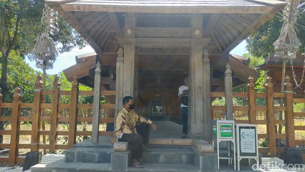 Kompleks makam Sunan Drajat masih sepi pengunjung