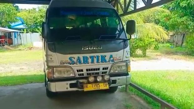 Kondisi bus yang dilempar batu