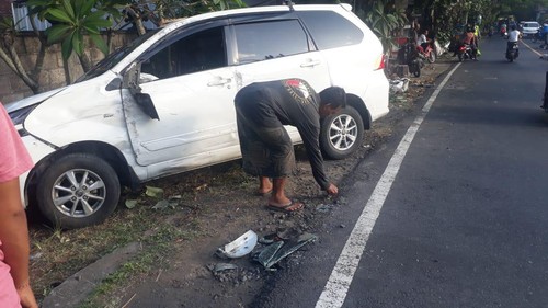 Kondisi mobil Avanza yang ringsek usai menabrak sepeda motor dan tugu di Karangasem