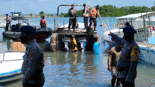 Kondisi speedboat yang mengangkut 6 wisatawan dan terbakar di Tanjung Benoa saat dievakuasi