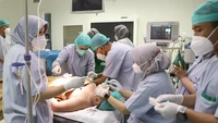 Dalam postingan Krisdayanti, tampak ia berfoto bersama sang putra dan Raul Lemos didampingi sejumlah nakes. Foto: (Dok. Instagram @krisdayantilemos)