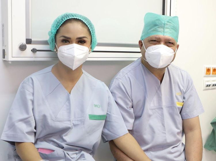 Momen Krisdayanti dan Raul Lemos Dampingi Kellen Sunat