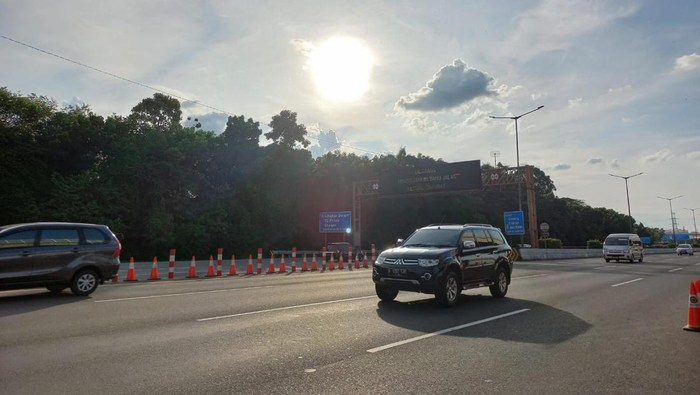 Lalin dari Jakarta ke Cikampek dibuka karena Tol Dalkot padat (Anggi/detikcom)