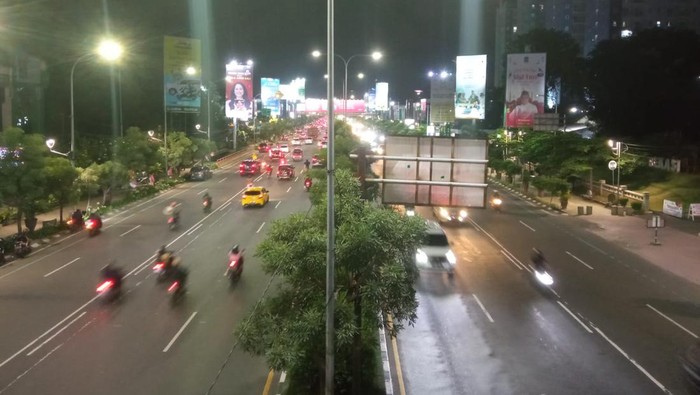 Lalin di Jalan Ahmad Yani, Bekasi Jumat (6/5/2022)