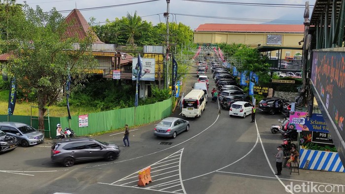Hingga H+3 lebaran atau Kamis (5/5), ada puluhan ribu kendaraan menuju Kota Batu. Jumlahnya terus bertambah karena libur lebaran masih berlangsung.