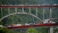 Banyak warga yang berhenti sejenak untuk menikmati keindahan alam dari jembatan ini.  