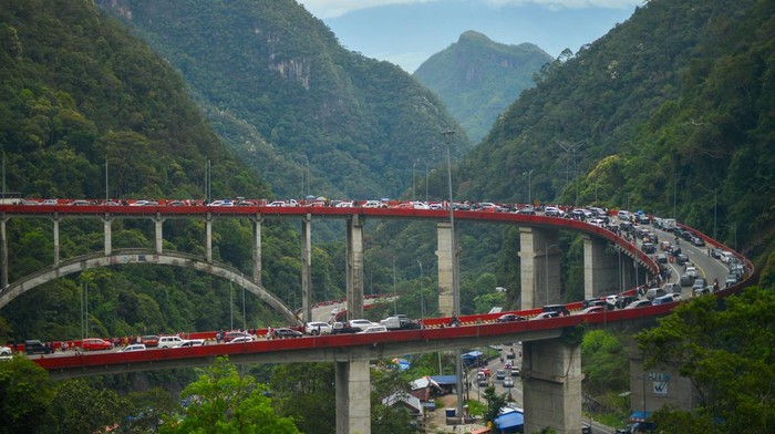 Liak-liuk Kendaraan Saat Arus Balik di Kelok Sembilan Sejumlah kendaraan melewati Fly Over Kelok Sembilan, Kabupaten Limapuluhkota, Sumatera Barat, Kamis (5/5/2022). Kondisi arus balik ke arah Pekanbaru, Riau, bersamaan dengan wisata lebaran membuat jembatan layang ikonik itu dipadati pengendara sejak pagi hingga malam. ANTARA FOTO/Iggoy el Fitra/nz