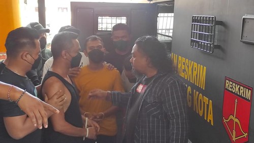 Lima pelaku penganiayaan Pemred Suaraflobamor, Fabi Latuan saat digiring ke sel tahanan Polres Kupang Kota usai dibekuk di Balikpapan dan dibawa ke Kota Kupang, Jumat (6/5/2022).