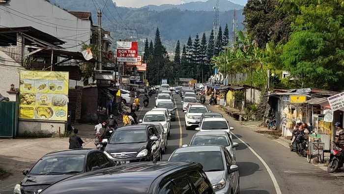 Macet di Jalur Puncak pada H+4 Lebaran (Sholihin-detikcom)