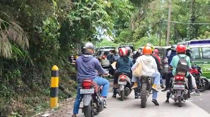 Situasi lalu lintas Medan-Berastagi.