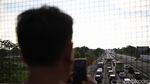Macet Tol Cikampek Jadi Tontonan Warga, Begini Potretnya