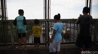 Warga lainnya, Sahli datang bersama istri dan dua anaknya yang masih berusia masing-masing 4 dan 5 tahun. Dia mengaku sudah lama tidak melihat suasana macet saat arus mudik dan balik Lebaran.