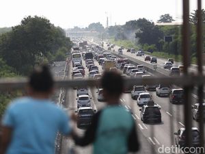 Macet Tol Cikampek Jadi Tontonan Warga, Begini Potretnya