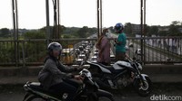 Kebijakan one way arus balik dari Km 414 Tol Km ke Km 47 Tol Japek masih berlangsung.