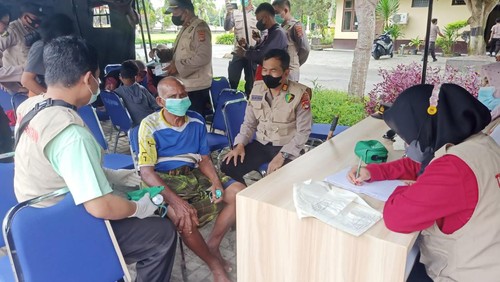 Warga terdampak korban kesalahpahaman di Desa Mareje Lombok Barat diperiksa kesehatannya oleh pihak Puskesmas Kecamatan Lembar, Kamis (5/5/2022). (istimewa)