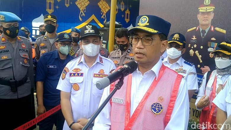 Menhub dan Menko PMK pantau arus balik di jalur pantura Menhub dan Menko PMK pantau arus balik di jalur pantura, Jumat (6/5/2022).