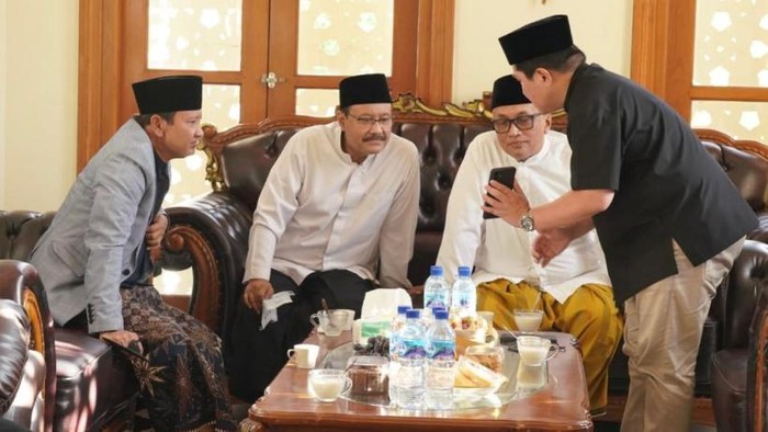 Menteri BUMN Erick Thohir berkunjung ke Kota Pasuruan. Dalam kunjungan ini, Erick melakukan sejumlah aktivitas, salah satunya sowan ke para ulama.