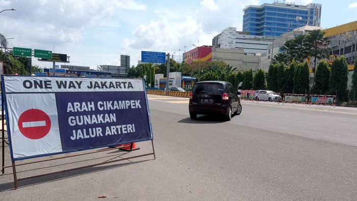 Mobil diputar balik karena GT Bekasi Barat arah Cikampek ditutup (Fakhri/detikcom)