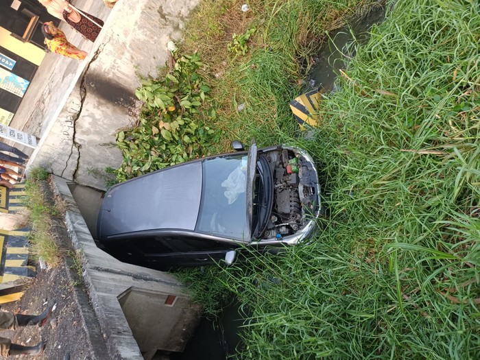 Mobil masuk selokan Surabaya