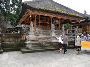 Momen Jokowi Kunjungi Pura Tirta Empul, Ingin Kelestariannya Dijaga