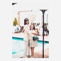 Mereka berada di Amerika untuk waktu yang cukup lama. Keluarga Nia Ramadhani bahkan melewati waktu Lebaran di sana. Berbeda dengan gayanya saat liburan, Nia memilih tampil elegan dengan setelan putih yang serasi dengan putrinya. Foto: Instagram: @ramadhaniabakrie