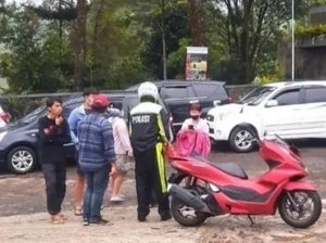 Cerita Polisi Tolong Wisatawan yang Kehabisan Bensin di Puncak Bogor