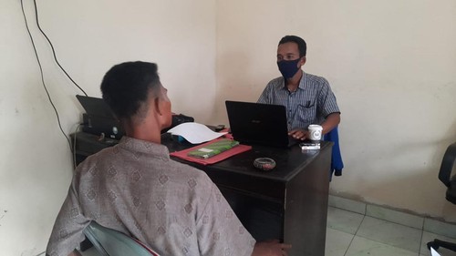 MU saat menjalani pemeriksaan di kantor polisi usai diamankan karena mencuri bra milik ibu-ibu