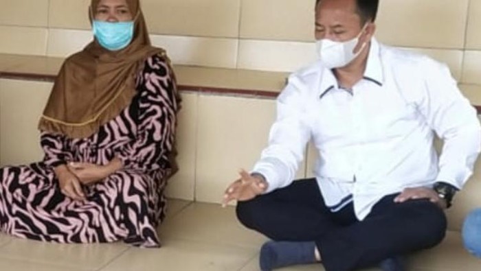 Kasat Narkoba Polres Labuhanbatu AKP Martualesi Sitepu dan Ibu PA orang tua BS.