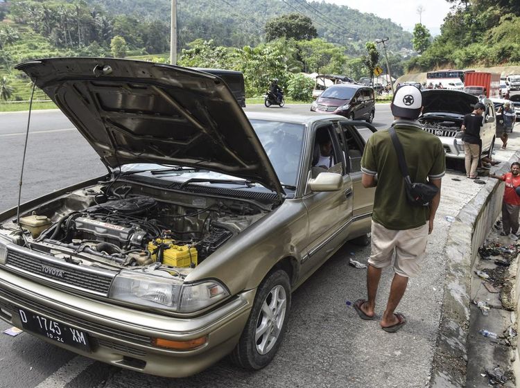 Nggak Kuat Nanjak, Puluhan Mobil Mogok di Tanjakan Gentong Hingga Bikin Macet