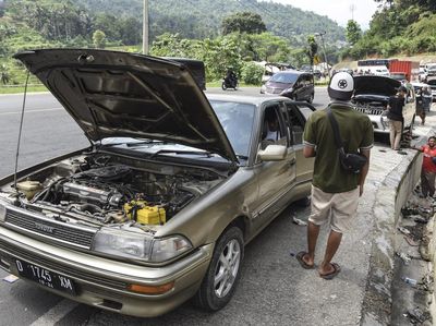Nggak Kuat Nanjak, Puluhan Mobil Mogok di Tanjakan Gentong Hingga Bikin Macet