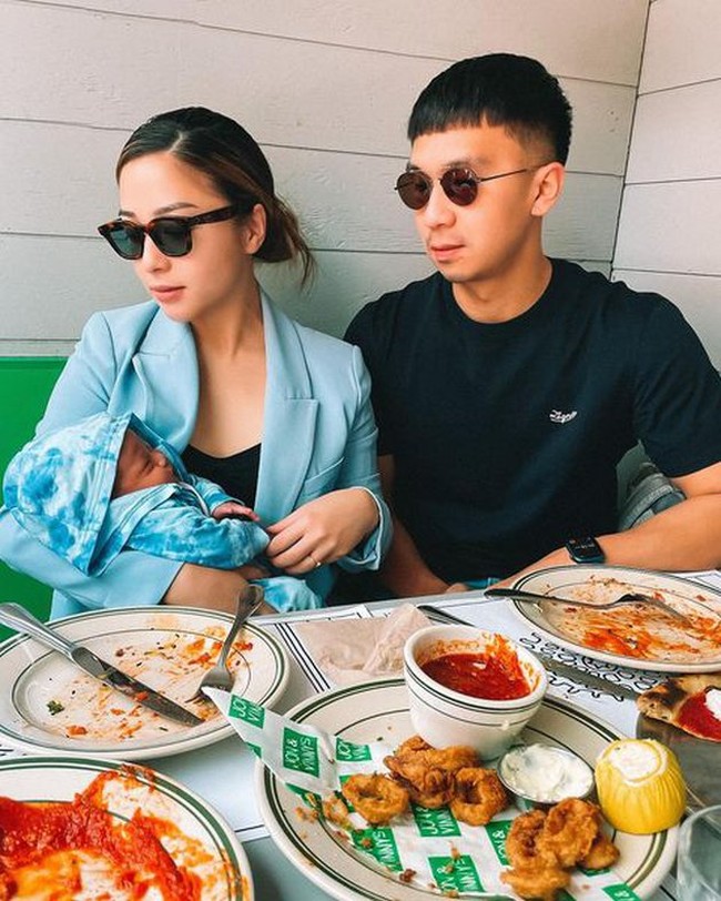 Pertama kali mengajak sang anak makan di luar, keluarga kecil Nikita tampak begitu kompak. Tak sedikit netizen yang bahkan sampai menyebut Nikita Willy dan Indra Priawan sebagai couple goals. Foto: Instagram